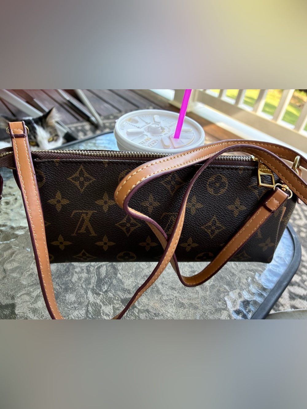 Fashion shoulder bag (not a real LV) - Picture 2 of 3